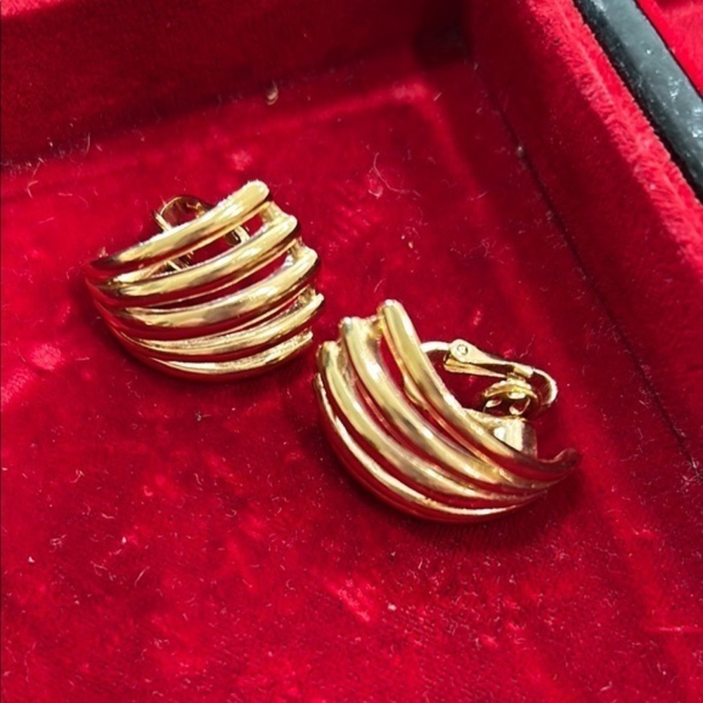 1990s Vintage Crown TRIFARI gold tone ribbed clip-on earrings